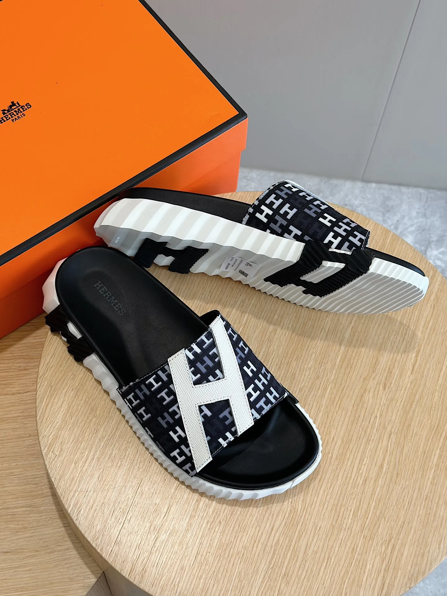 [HERMÈS] Top men's shoes 💰: 340💰 Size: 39-44 (38.45 46 custom-made) Herme*H Home Hermès Men's Sandals and Slippers - Original Replica Purchase the original version and make it one to one, the outsole is privately modeled, and the outsole color corresponding to each color is the same as the original version. Come to those who know the stuff 💪 The ultra-light soles are designed in contrasting colors, and they feel so comfortable on your feet! Calfskin, cowhide feet, private mold outsole.